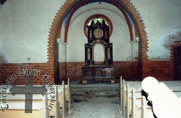 Stan ołtarza przed renowacją (zdjęcie z archiwum portalu "Cmentarze Ziemi Lęborskiej")