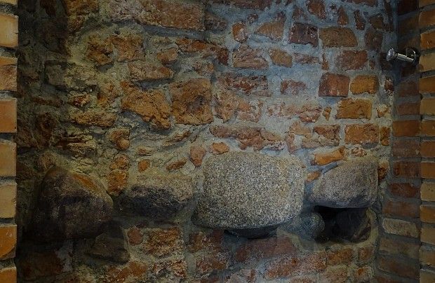 Odsłonięty fragment średniowiecznych murów obronnych tworzących północną ścianę galerii