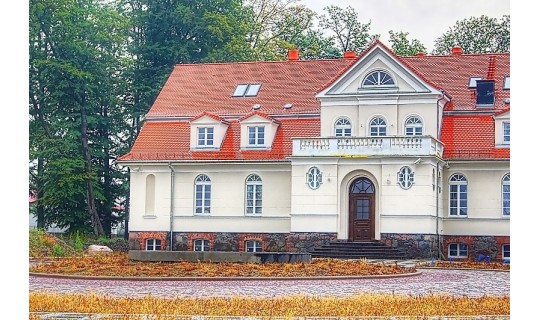 Pałac i park w Łebuni