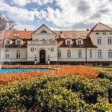 Zespół pałacowo-parkowy w Łebuni