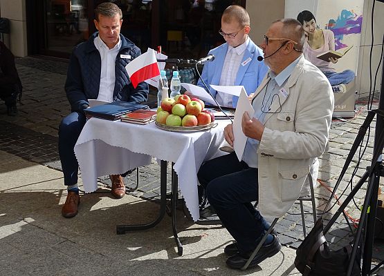 Grafika 2: Osiem nowel na ósmą edycję