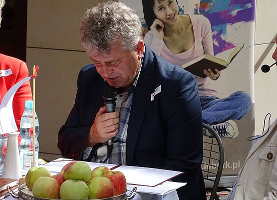 Grafika 4: Osiem nowel na ósmą edycję