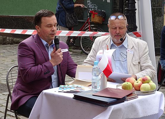 Grafika 8: Osiem nowel na ósmą edycję