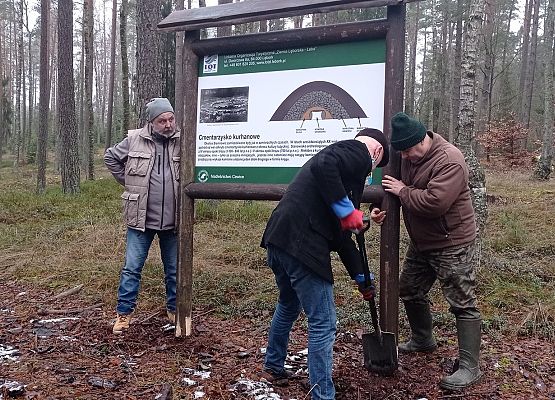 Grafika 2: Nowa tablica turystyczna na siemirowickich kurhanach