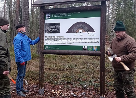 Grafika 1: Nowa tablica turystyczna na siemirowickich kurhanach