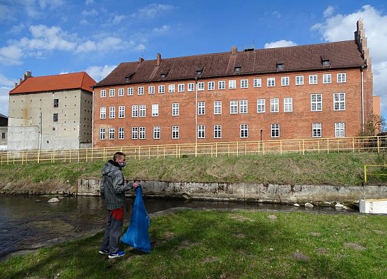 Grafika 1: Wyciągali "skarby" z rzeki Łeby