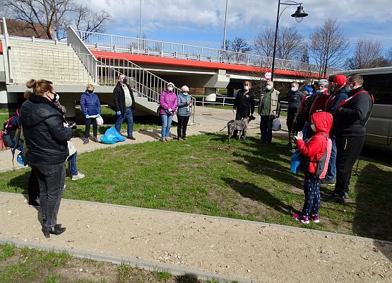 Grafika 4: Wyciągali "skarby" z rzeki Łeby