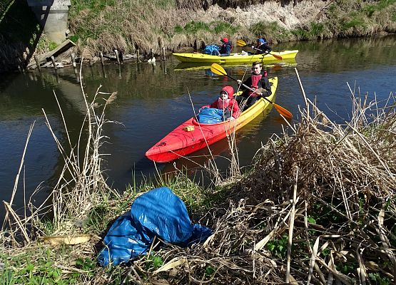Grafika 8: Wyciągali "skarby" z rzeki Łeby