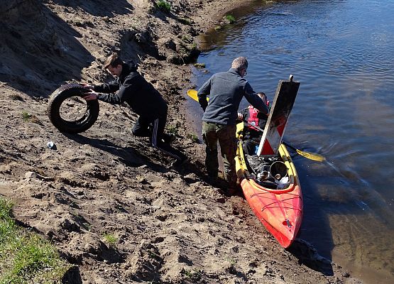 Grafika 12: Wyciągali "skarby" z rzeki Łeby