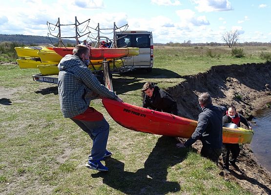 Grafika 13: Wyciągali "skarby" z rzeki Łeby