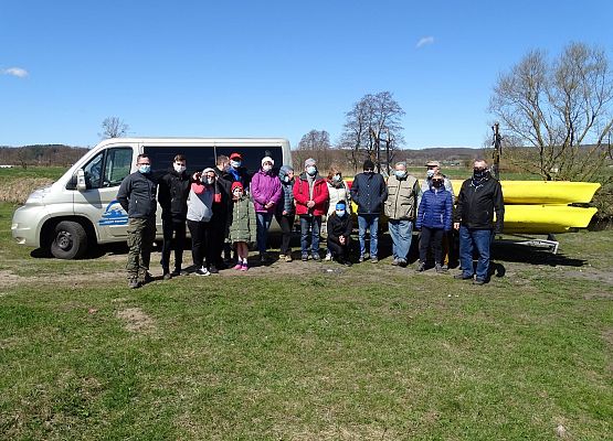 Grafika 14: Wyciągali "skarby" z rzeki Łeby