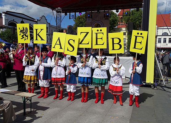 Grafika 8: Kaszubi świętowali w Pucku