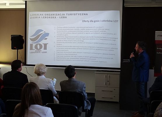 Grafika 6: "Łączy nas rzeka Łeba" &ndash; oferta LOT-u dla samorządów