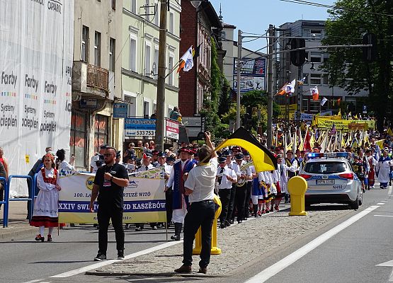 Grafika 7: Kaszubi świętowali w Kartuzach