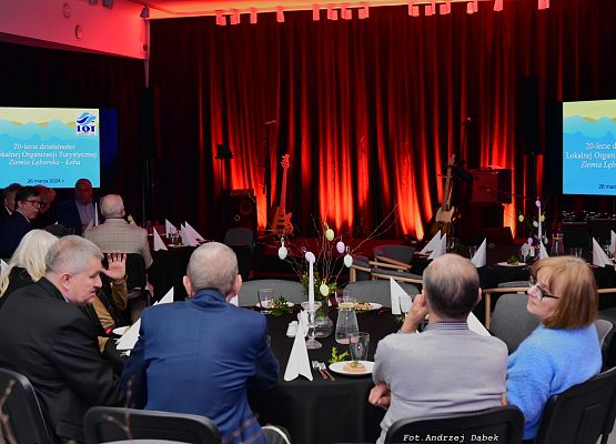 Grafika 10: 20 lat minęło