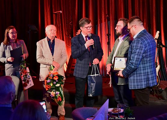 Grafika 16: 20 lat minęło