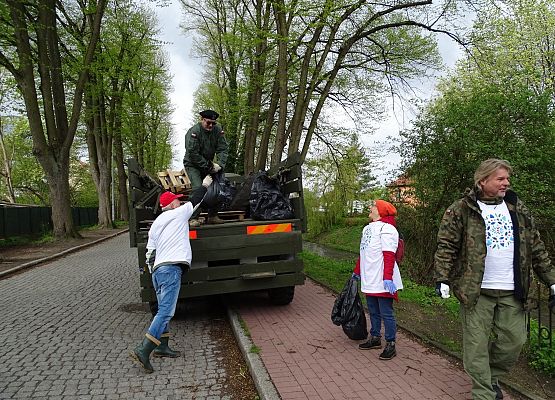 Grafika 10: Zebraliśmy tonę nieczystości znad Łeby i Okalicy