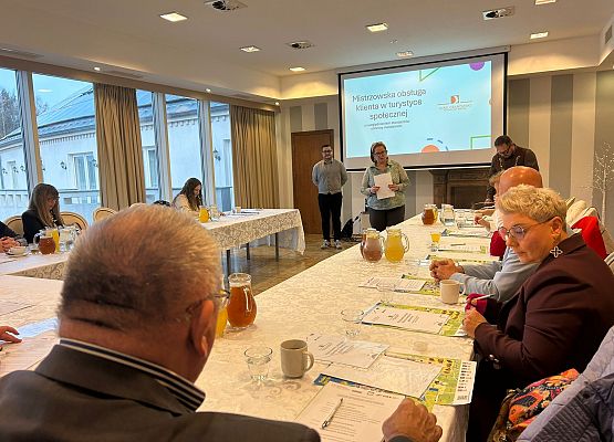 Grafika 3: Szkolenie „Mistrzowska obsługa klienta w turystyce społecznej” oraz standardy ochrony małoletnich za nami