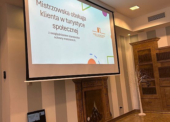 Grafika 4: Szkolenie „Mistrzowska obsługa klienta w turystyce społecznej” oraz standardy ochrony małoletnich za nami