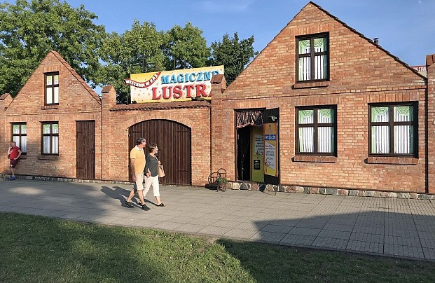Zdjęcie ze strony www.magicznelustraleba.pl