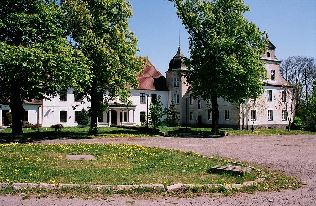 Zespół pałacowo-parkowy w Charbrowie