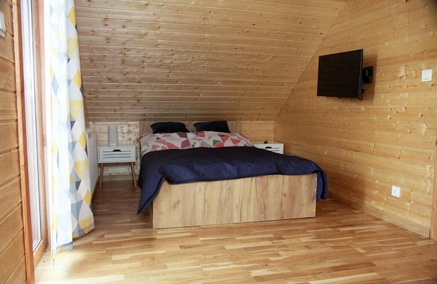 Zdjęcie ze strony www.booking.com/hotel/pl/drewniany-domek-nad-stawem.pl.html