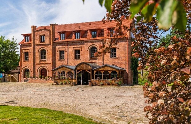 Zdjęcie ze strony www.booking.com/hotel/pl/nostalgia-poganice.pl.html