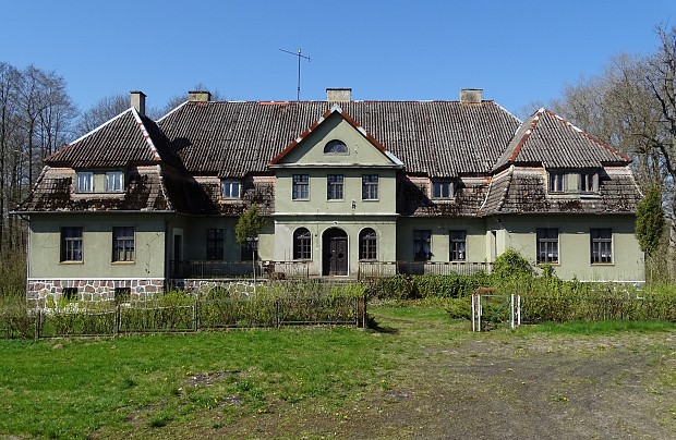 Zespół dworsko-parkowy w Łebieniu