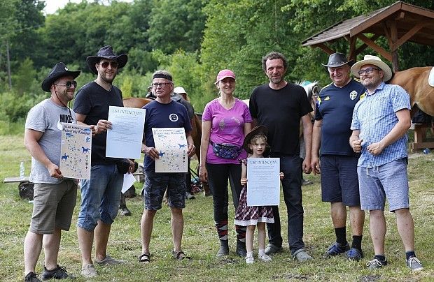 Przedstawiciele zainteresowanych podmiotów podpisujący list intencyjny w kwestii odtworzenia idei "Szlaku konnego w Błękitnej Krainie"
